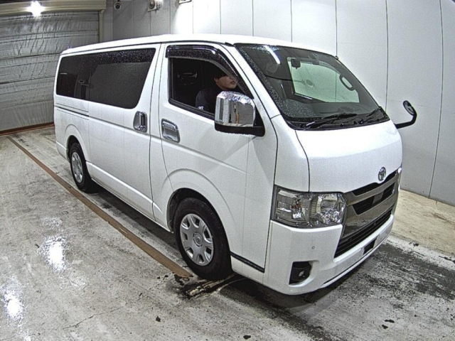 TOYOTA HIACE — фото