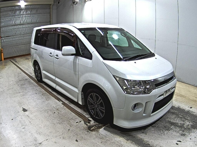 MITSUBISHI DELICA — фото