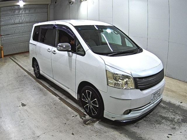 TOYOTA NOAH — фото