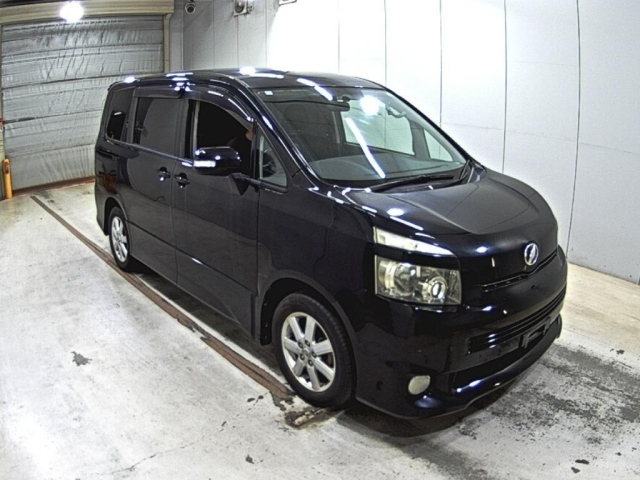 TOYOTA VOXY — фото