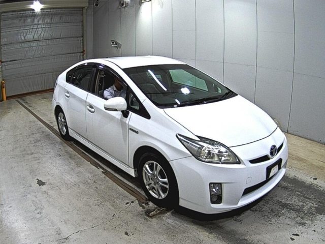 TOYOTA PRIUS — фото