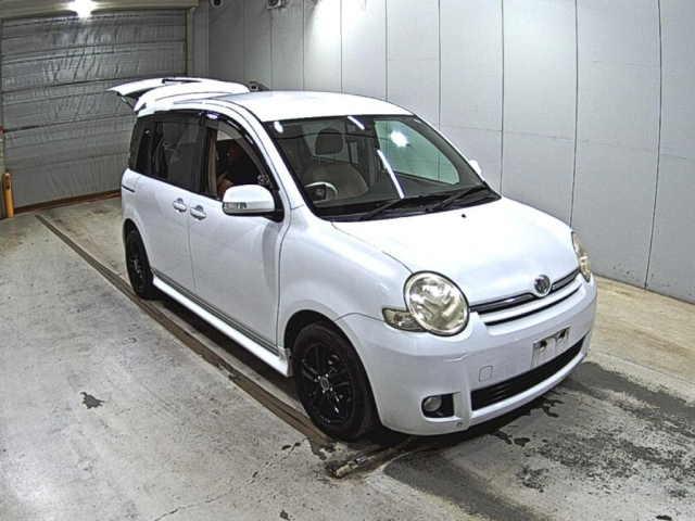 TOYOTA SIENTA — фото