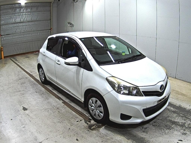 TOYOTA VITZ — фото