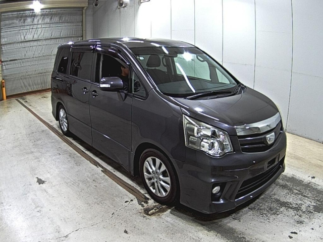 TOYOTA NOAH — фото