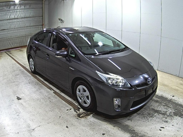 TOYOTA PRIUS — фото