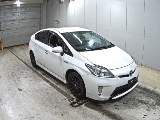 TOYOTA PRIUS — фото