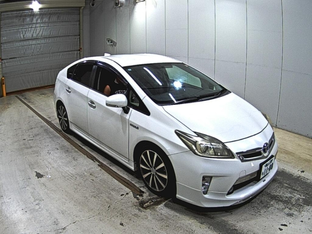TOYOTA PRIUS — фото