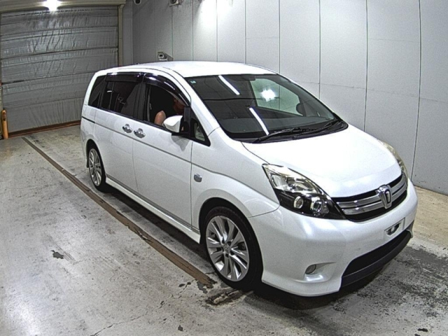 TOYOTA ISIS — фото