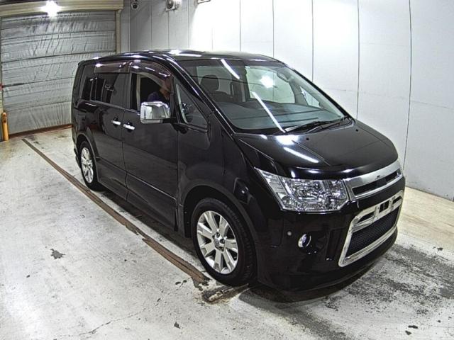 MITSUBISHI DELICA — фото