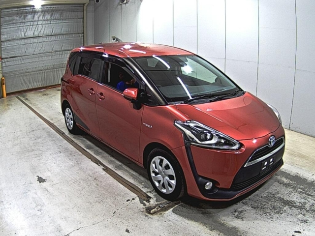 TOYOTA SIENTA — фото