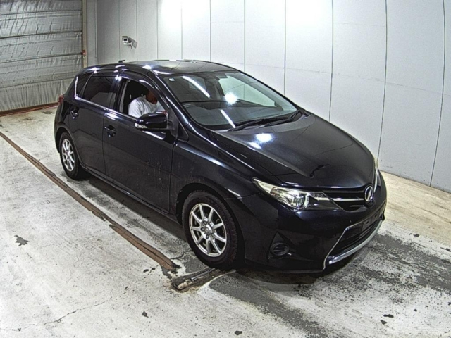 TOYOTA AURIS — фото