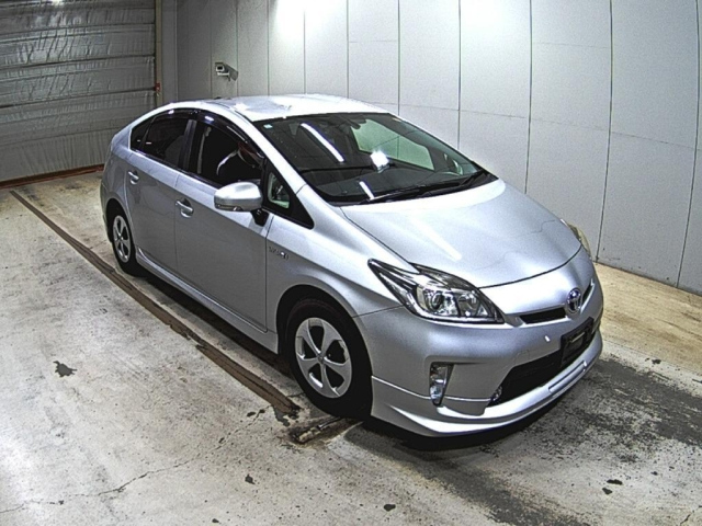 TOYOTA PRIUS — фото