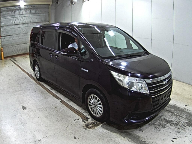 TOYOTA NOAH — фото