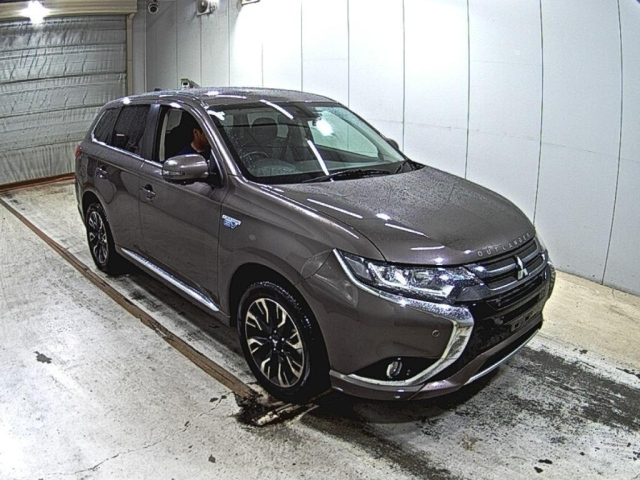 MITSUBISHI OUTLANDER — фото