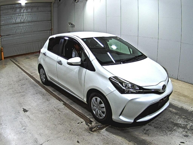 TOYOTA VITZ — фото