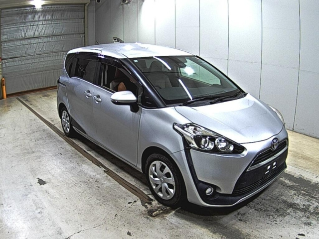 TOYOTA SIENTA — фото