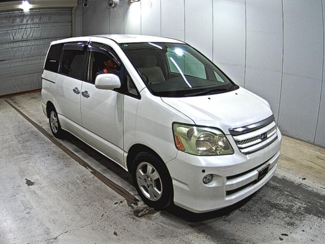 TOYOTA NOAH — фото