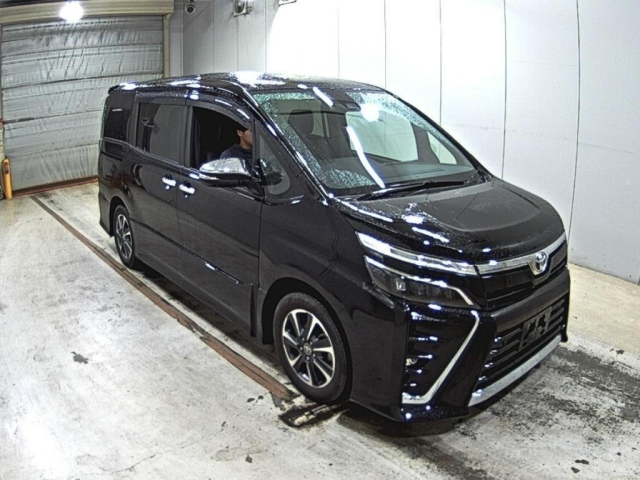 TOYOTA VOXY — фото