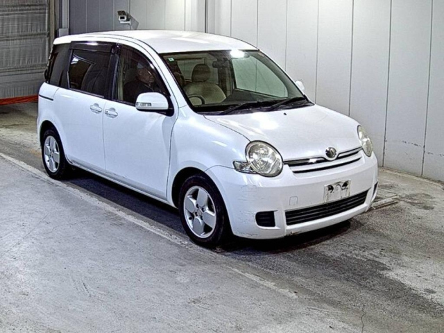 TOYOTA SIENTA — фото