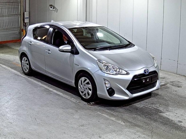 TOYOTA AQUA — фото
