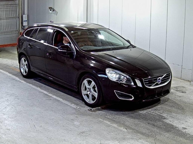 VOLVO V60 — фото