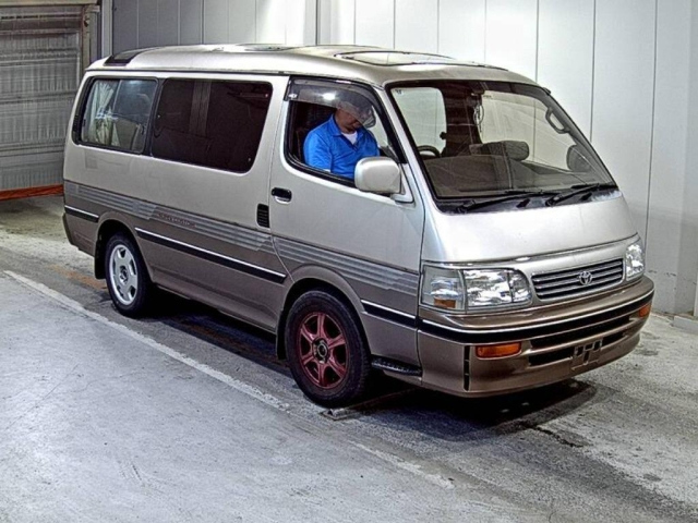 TOYOTA HIACE — фото
