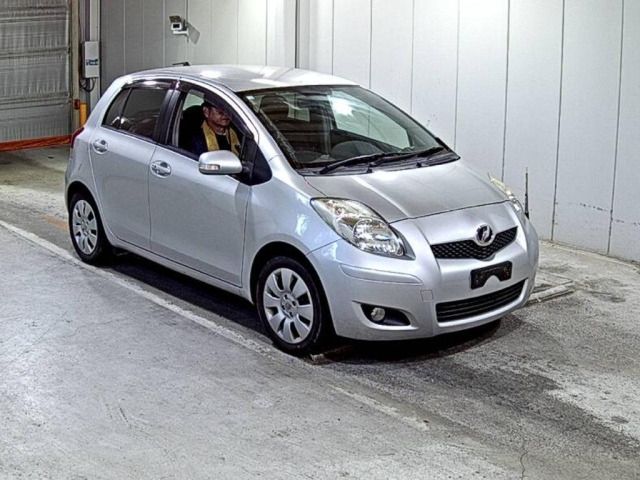 TOYOTA VITZ — фото