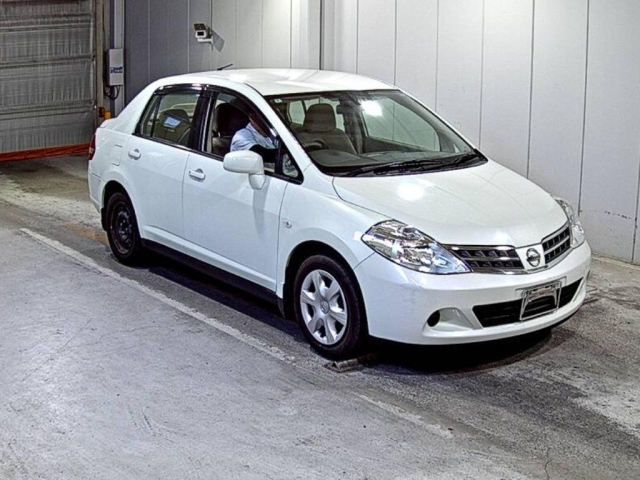 NISSAN TIIDA — фото