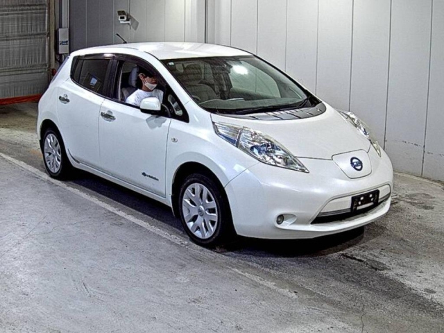 NISSAN LEAF — фото