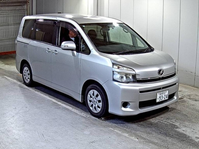 TOYOTA VOXY — фото