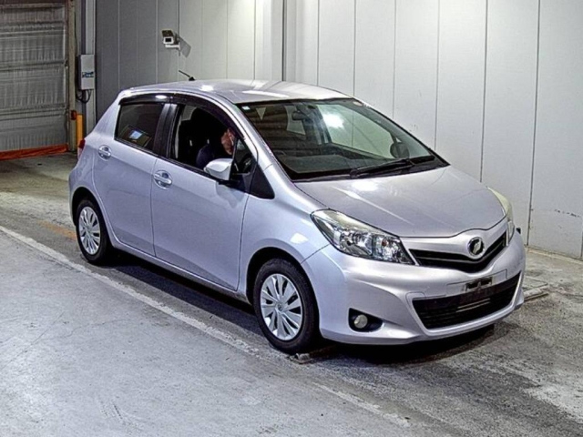 TOYOTA VITZ — фото