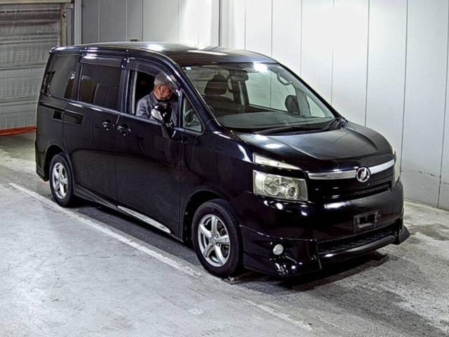 TOYOTA VOXY — фото