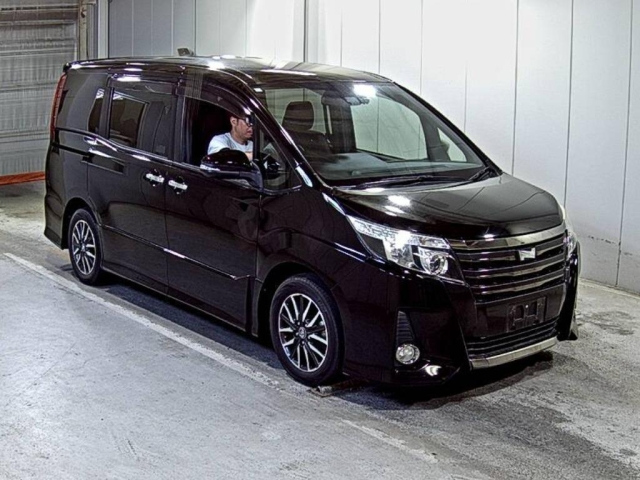 TOYOTA NOAH — фото