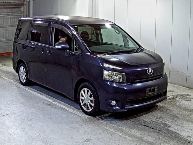 TOYOTA VOXY — фото