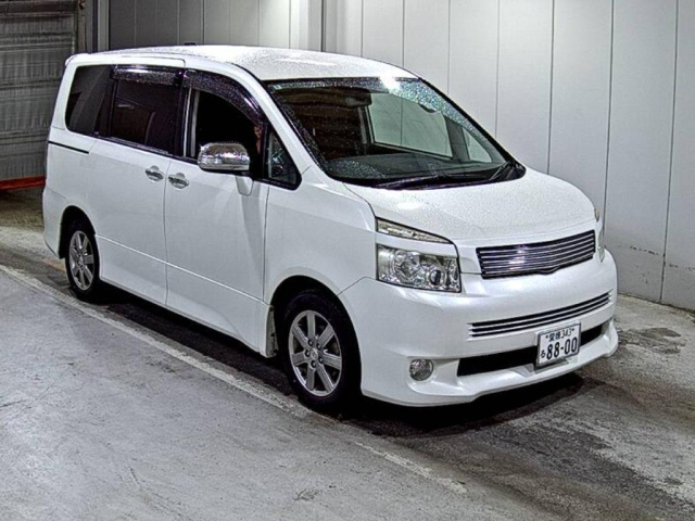 TOYOTA VOXY — фото