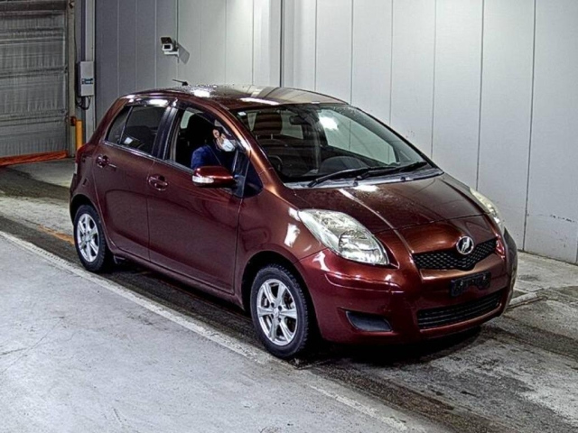 TOYOTA VITZ — фото