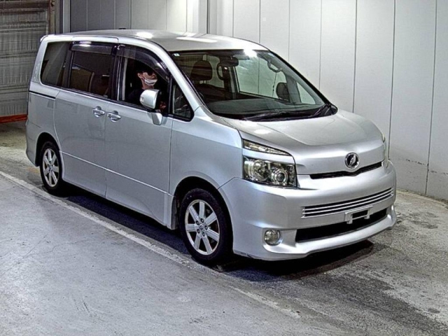 TOYOTA VOXY — фото