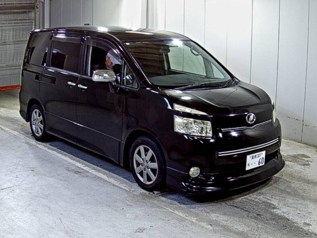TOYOTA VOXY — фото