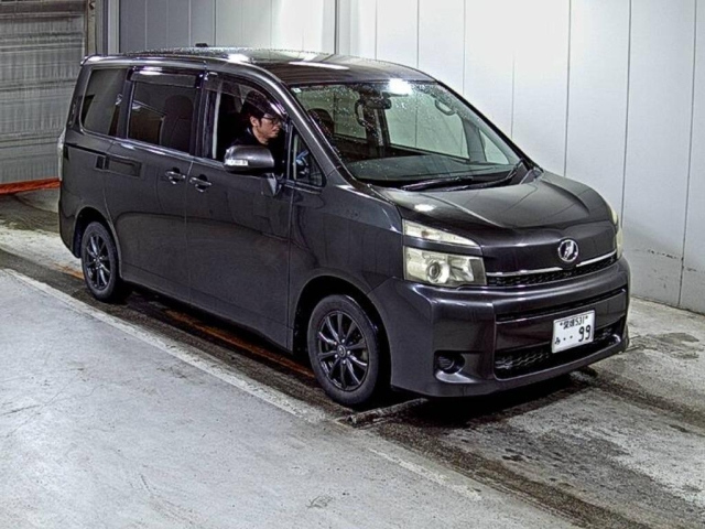 TOYOTA VOXY — фото