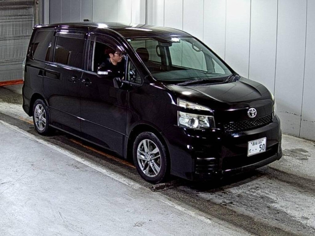 TOYOTA VOXY — фото