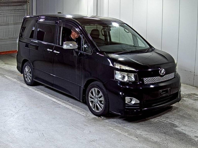 TOYOTA VOXY — фото