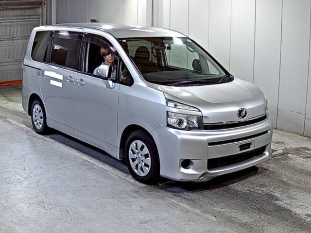 TOYOTA VOXY — фото