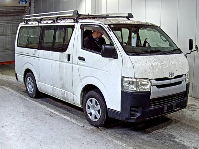 TOYOTA HIACE — фото