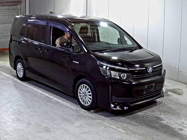 TOYOTA VOXY — фото