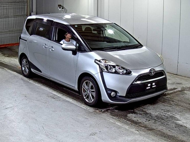 TOYOTA SIENTA — фото