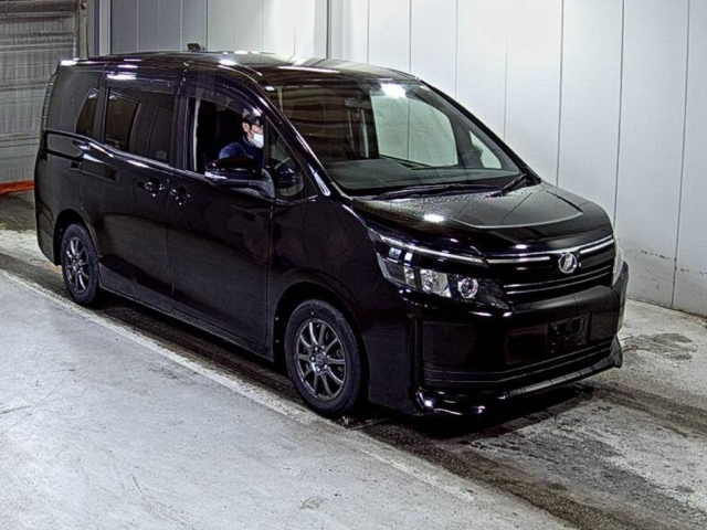 TOYOTA VOXY — фото