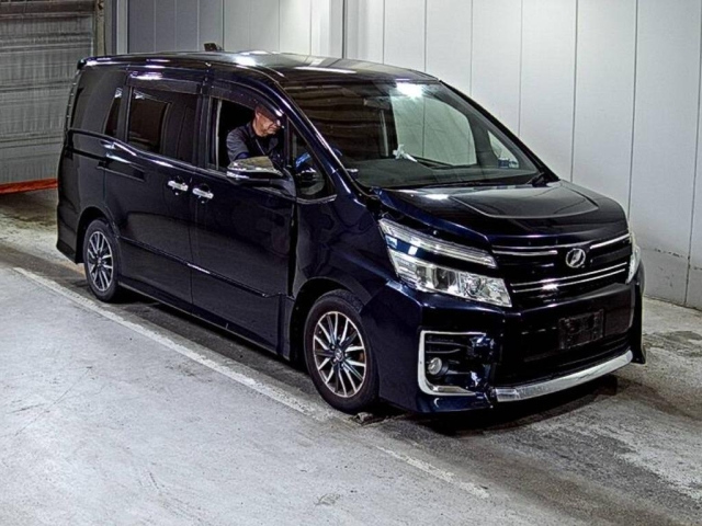 TOYOTA VOXY — фото