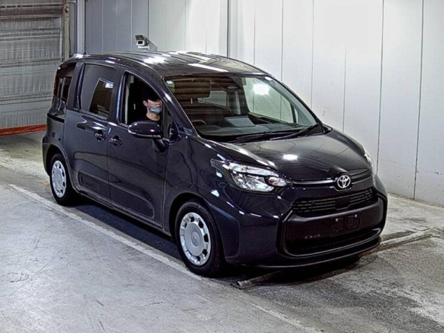 TOYOTA SIENTA — фото