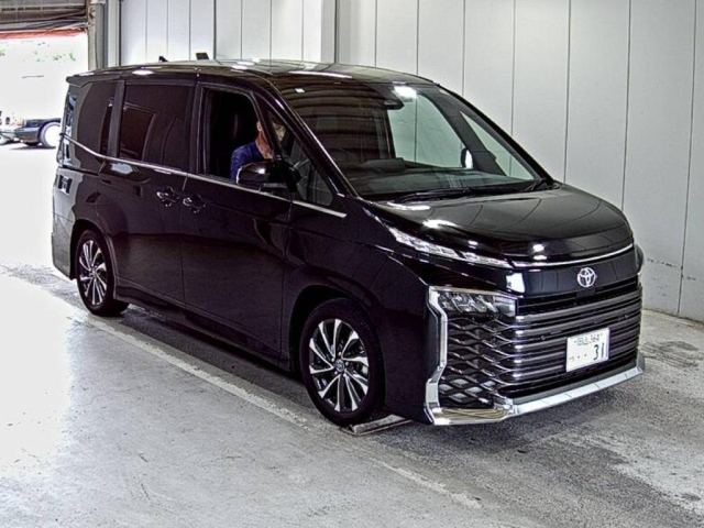 TOYOTA VOXY — фото