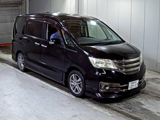NISSAN SERENA — фото